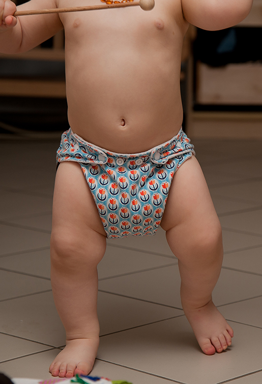 Baby breit wickeln mit Stoffwindeln gegen Hüftdysplasie.