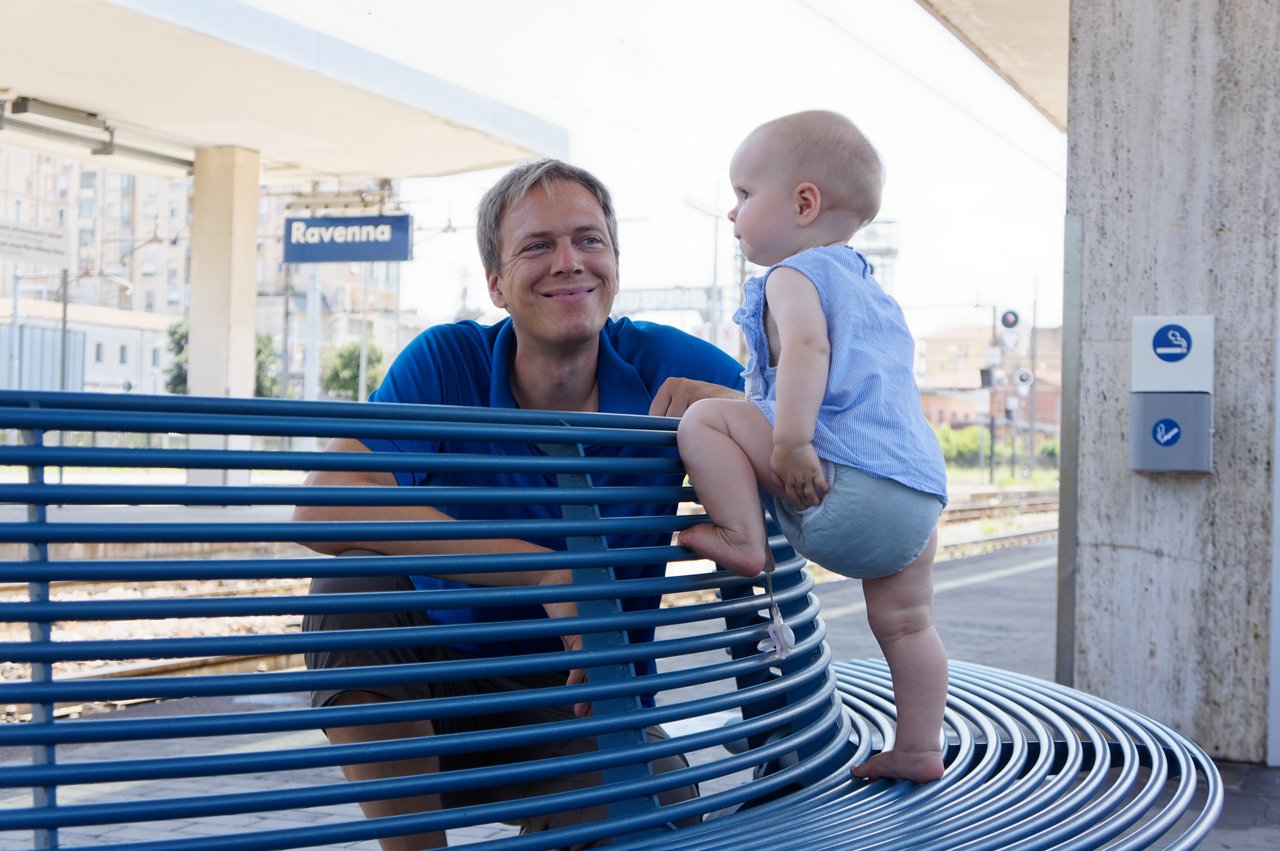 Vater mit Baby in Stoffwindeln der WindelManufaktur am Bahnhof