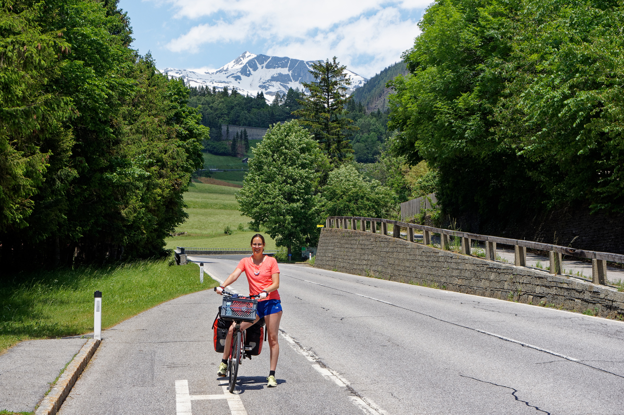 Frau mit Fahrrad in den Bergen Fahrradurlaub mit Stoffwindeln der Windelmanufaktur 