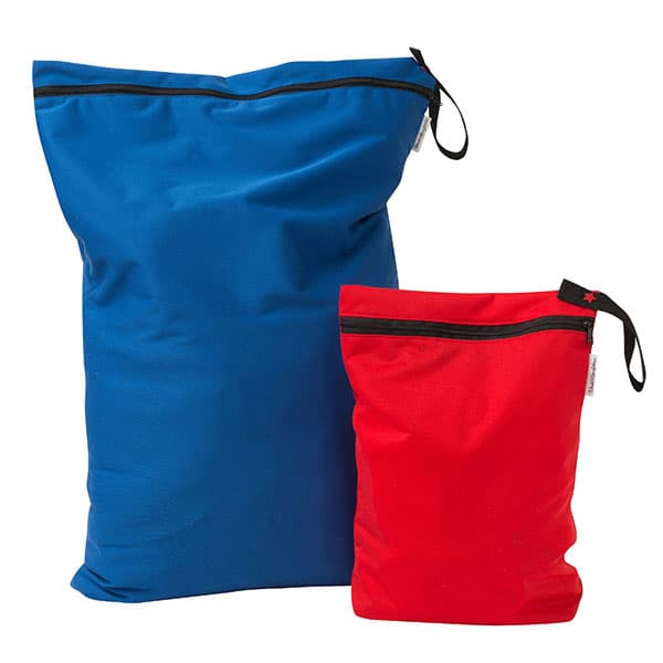 großer und kleiner PUL-Wetbag in blau und rot der Windelmanufaktur